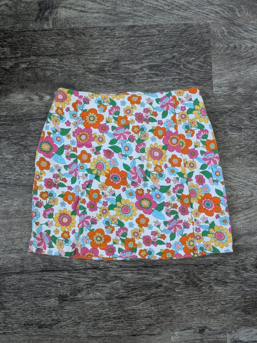 Love on a Hanger Women's size 7 Colorful Floral Skirt Beach Vacation Casual